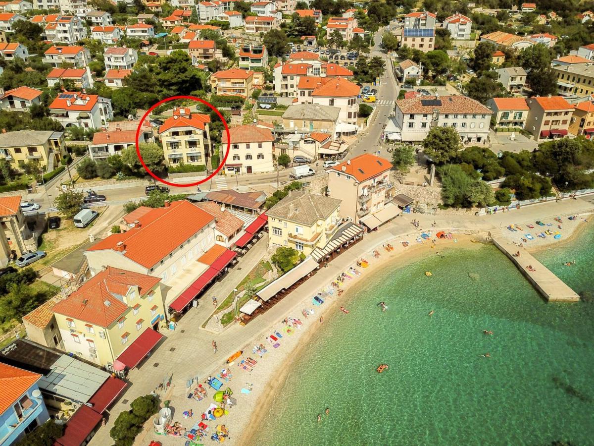 Cavrak With Terrace Gasthof
